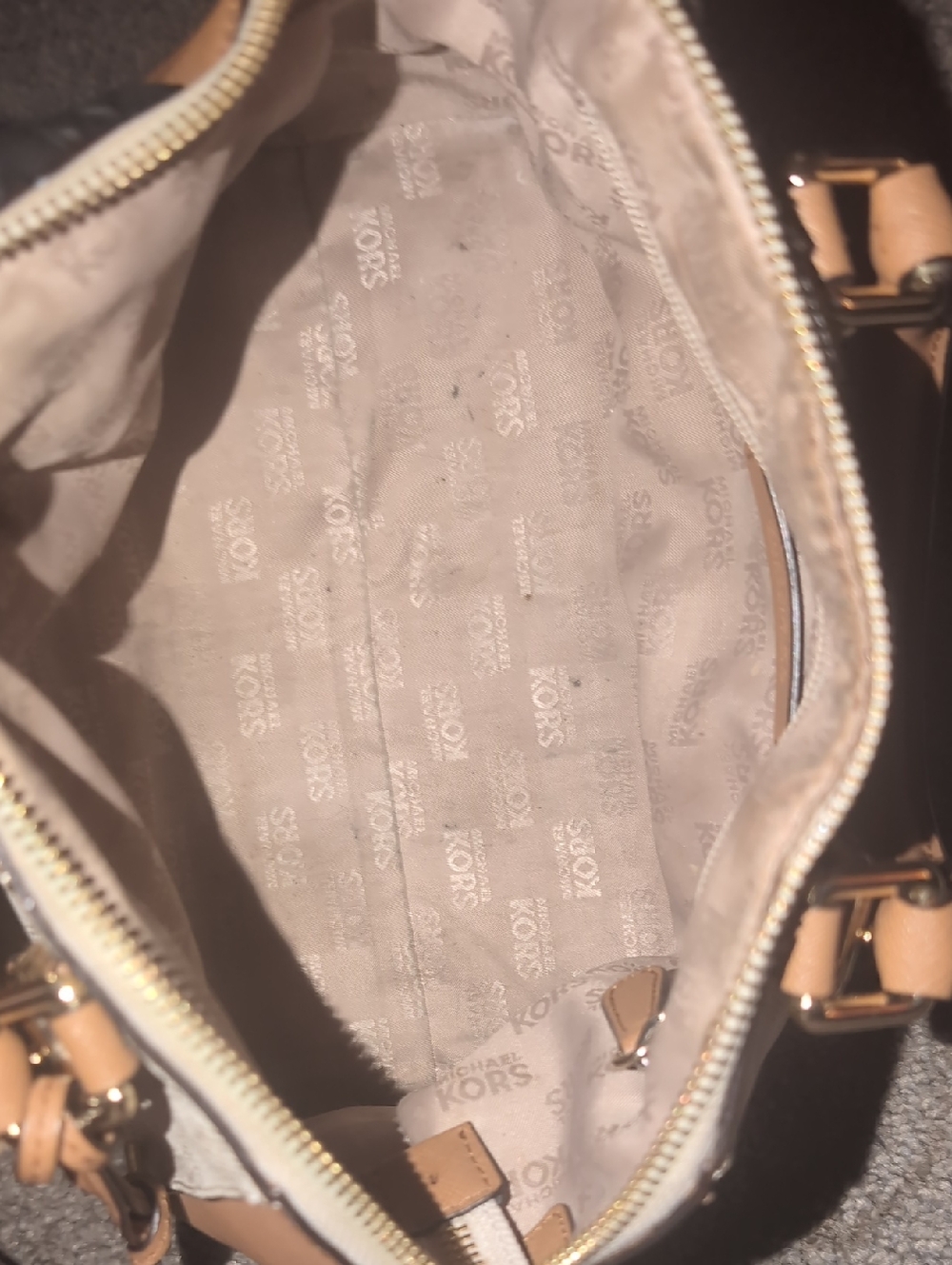 Michael Kors Hand / Crossbody Purse - Picture 6 of 14